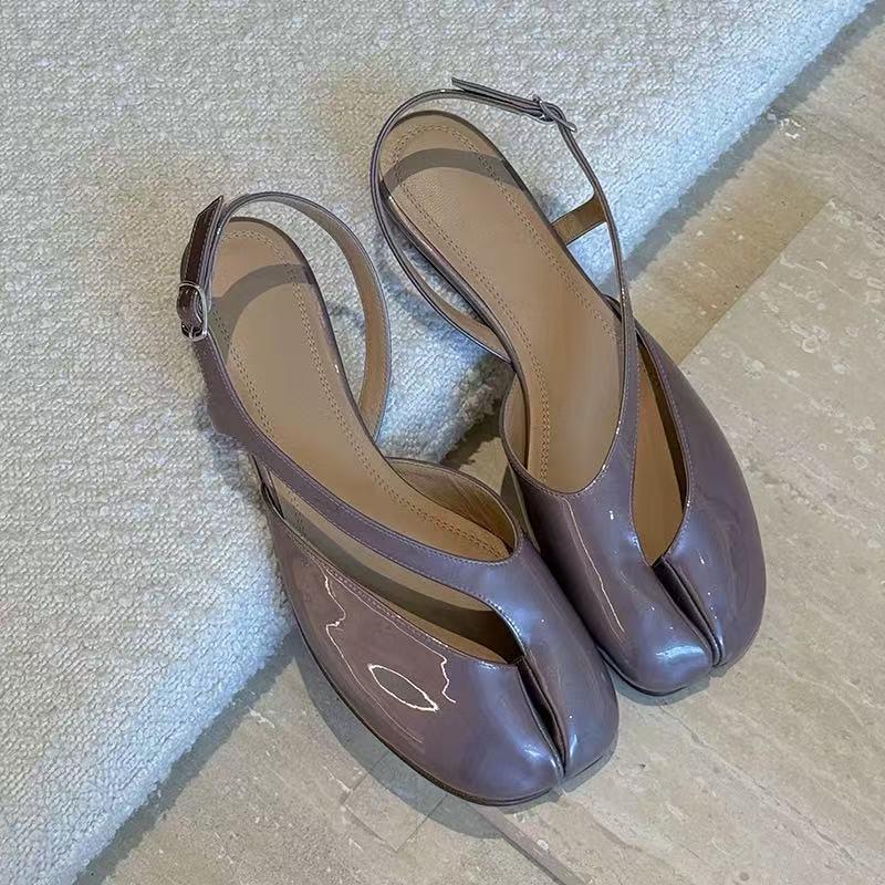 New Retro-style Fashionable Flip-Flop Sandals With A Strap-and-Buckle Closure