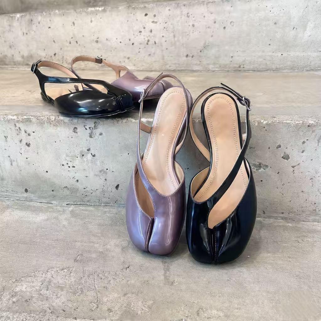 New Retro-style Fashionable Flip-Flop Sandals With A Strap-and-Buckle Closure