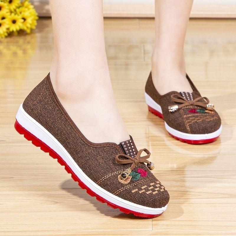 Non-slip Breathable Embroidered Cloth Shoes With A Soft Sole