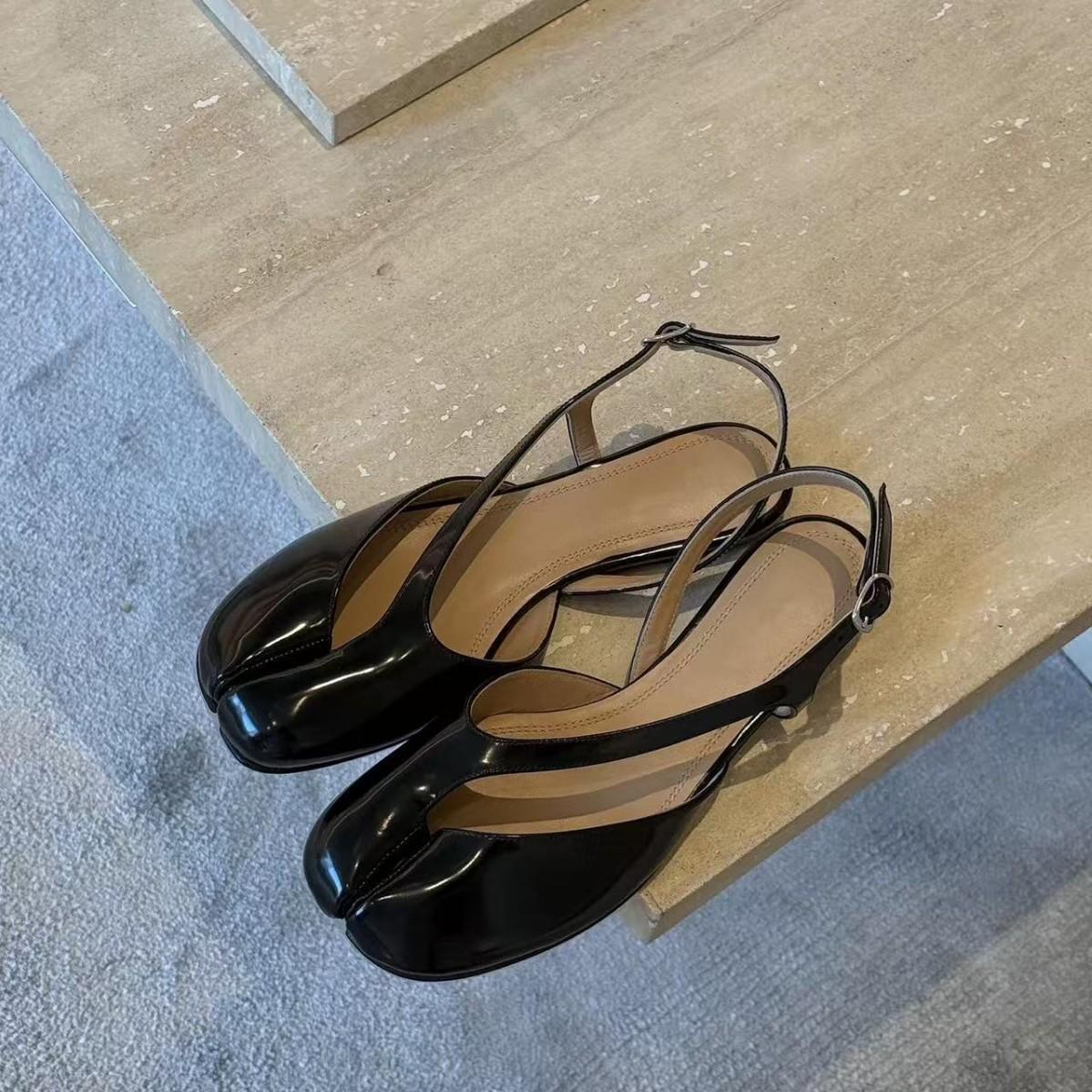 New Retro-style Fashionable Flip-Flop Sandals With A Strap-and-Buckle Closure