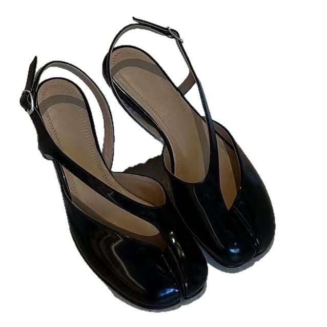 New Retro-style Fashionable Flip-Flop Sandals With A Strap-and-Buckle Closure