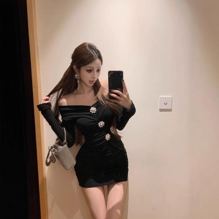 Off-shoulder Pleated Diamond Long Sleeve Dress