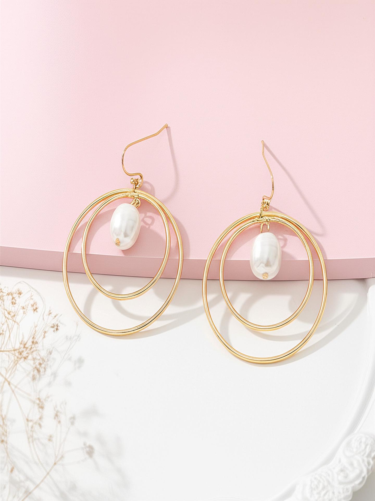 Elegant Lady-style Geometric Round Earrings With A High-end, Personalized Pearl Design