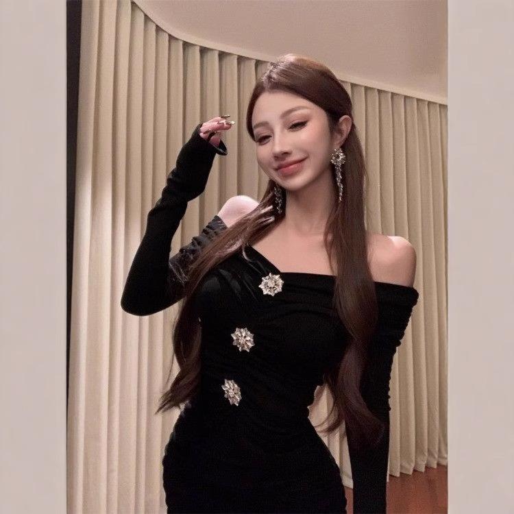 Off-shoulder Pleated Diamond Long Sleeve Dress