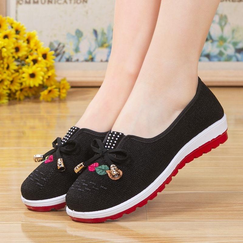 Non-slip Breathable Embroidered Cloth Shoes With A Soft Sole