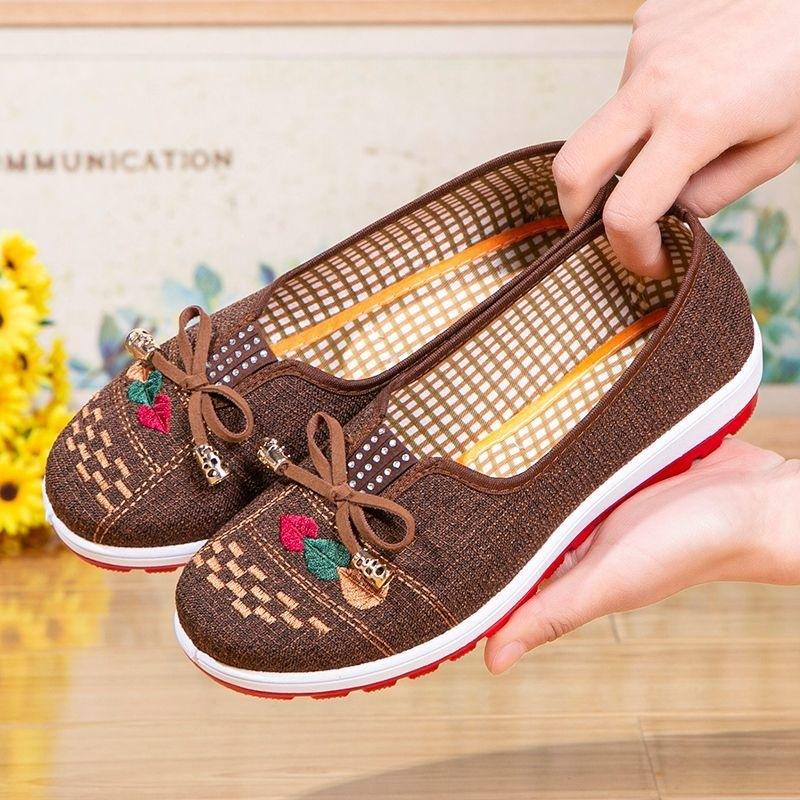 Non-slip Breathable Embroidered Cloth Shoes With A Soft Sole