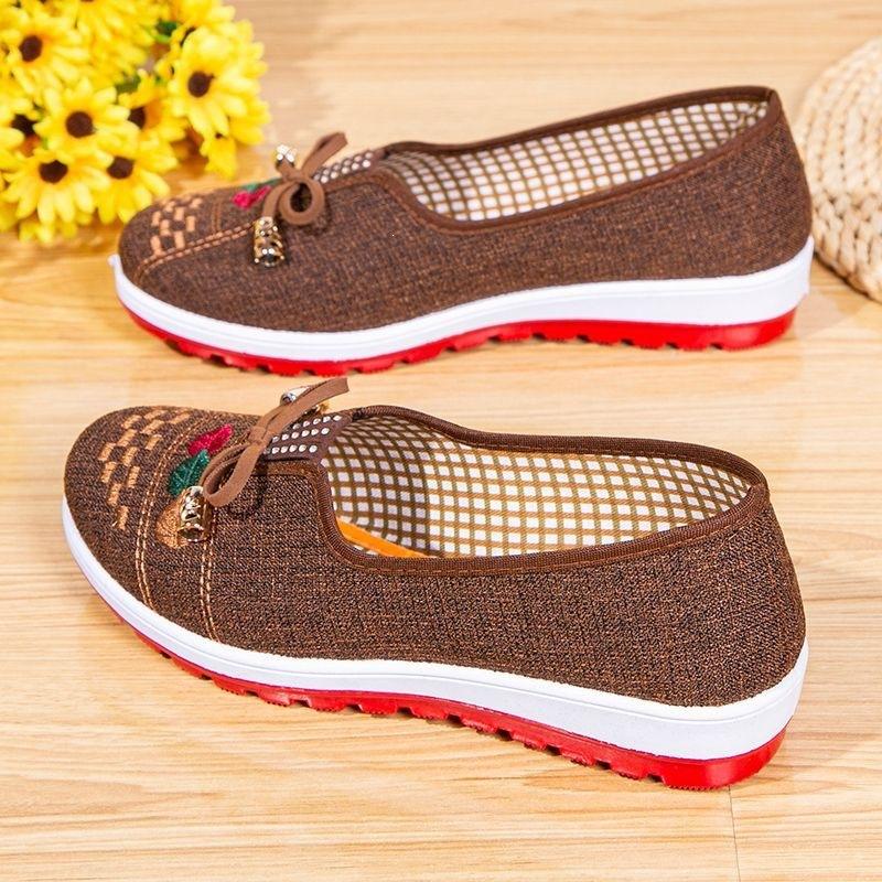 Non-slip Breathable Embroidered Cloth Shoes With A Soft Sole