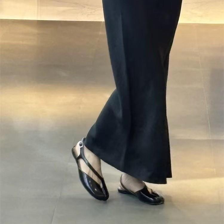 New Retro-style Fashionable Flip-Flop Sandals With A Strap-and-Buckle Closure